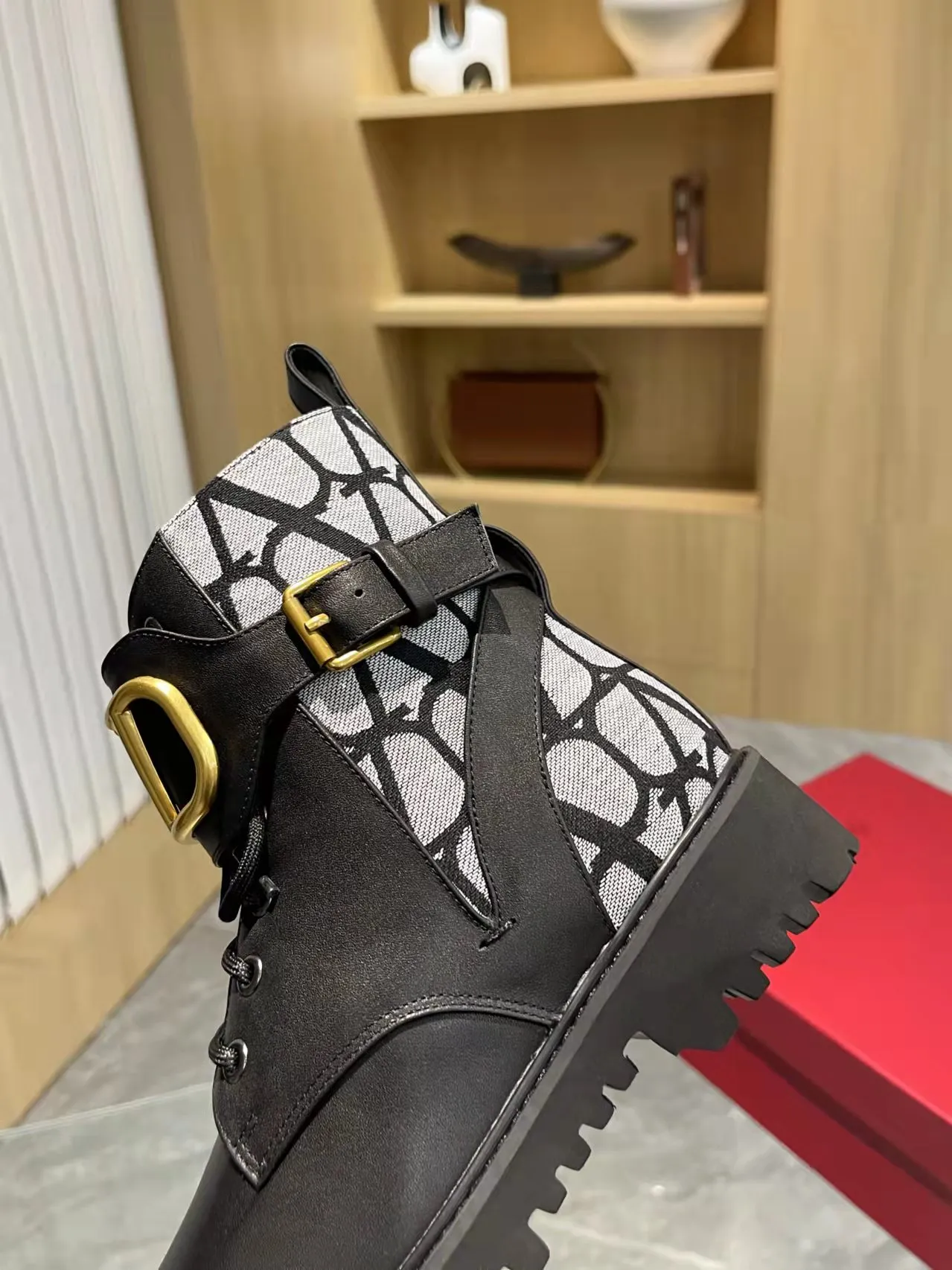 👟👟Ex-factory price 540👟👟 𝑉𝐴𝐿𝐸𝑁𝑇𝐼𝑁𝑂 Valentino's new autumn and winter Martin boots. The unique [V logo fabric print pattern] brings out a full sense of high-end, worth buying★Absolutely high-grade❥Original method Absolute sensibility❥Elegant style Create a different feeling, simple and elegant style!  Fabric: fabric printed cloth + imported cowhide. Lining: inner sheepskin. Bronze large buckle with high-end printing. Color: black, brown. Size: 35-41. (42 customized items cannot be returned or exchanged)